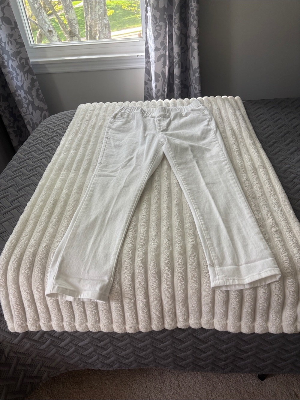 White Straight-Leg Pants size large. Neverwird